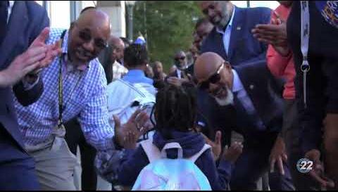 WITN 22 News | 100 Men Clap - UP (First Day of School!)